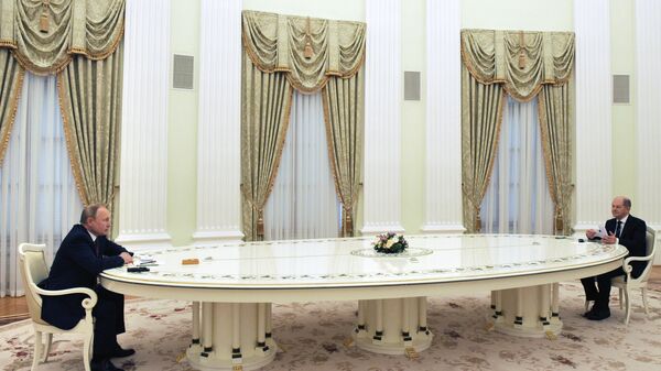 15 февраля 2022. Президент РФ Владимир Путин и федеральный канцлер Германии Олаф Шольц (справа) во время встречи в Кремле. - Sputnik Узбекистан