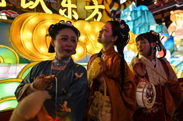 Девушки в традиционных костюмах в Шанхае во время фестиваля фонарей, 15 февраля 2-22 г. - Sputnik Узбекистан