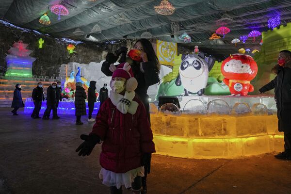 Посетители во время фестиваля фонарей в Пекине, 15 февраля 2022 г.  - Sputnik Узбекистан