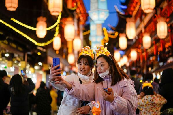 Посетители фестиваля фонарей в Шанхае, 15 февраля 2022 г.  - Sputnik Узбекистан