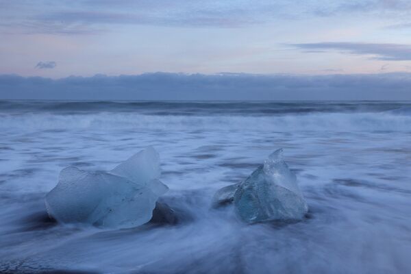 Туристы со всего мира съезжаются в Исландию, чтобы увидеть сказочную ледяную лагуну своими глазами. - Sputnik Узбекистан