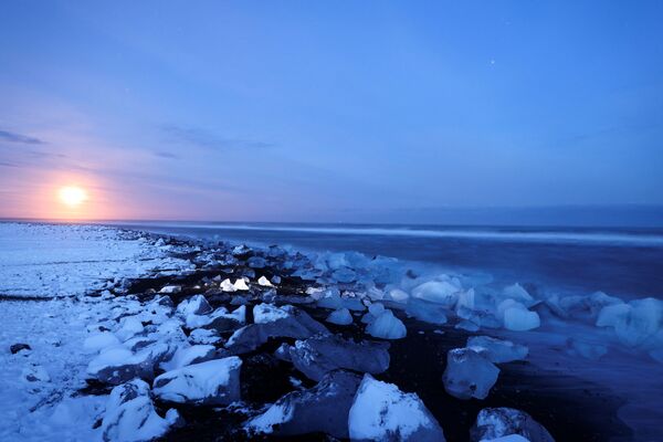 &quot;Алмазный&quot; пляж на берегу океана возле лагуны Йёкюльсаурлоун на юге Исландии. - Sputnik Узбекистан