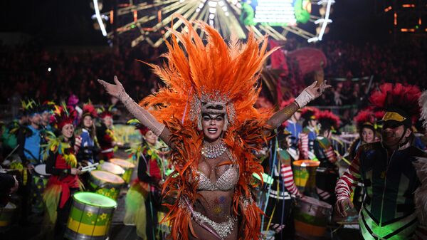 Артистка танцует во время церемонии открытия карнавала в Ницце, на юге Франции - Sputnik Ўзбекистон