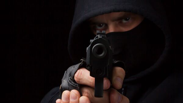 Преступник в маске с оружием - Sputnik Узбекистан