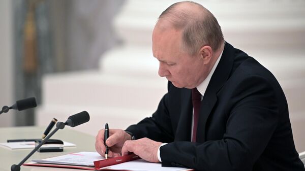 Prezident RF V. Putin podpisal ukazi o priznanii LNR i DNR - Sputnik O‘zbekiston