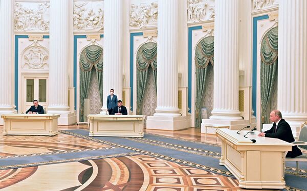 Donesk va Lugansk xalq respublikalari Rossiya prezidenti Vladimir Putin bilan tarixiy hujjatni imzolash chog‘ida - Sputnik O‘zbekiston