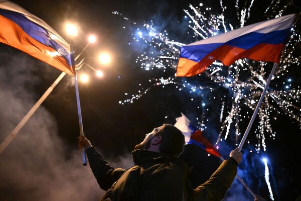 Жители Донецка восприняли новость радостно. Многие вышли на улицы, пели песни, поздравляли друг друга. - Sputnik Узбекистан