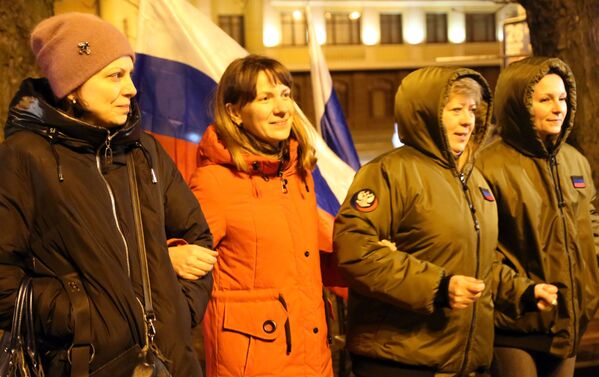 Повсюду в Донецке развевались российские флаги. - Sputnik Узбекистан