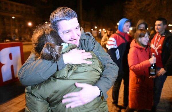 Жители Донецка восприняли новость радостно. Многие вышли на улицы, пели песни, поздравляли друг друга. - Sputnik Узбекистан