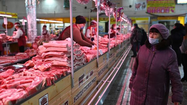 Продажа мяса на рынке - Sputnik Узбекистан