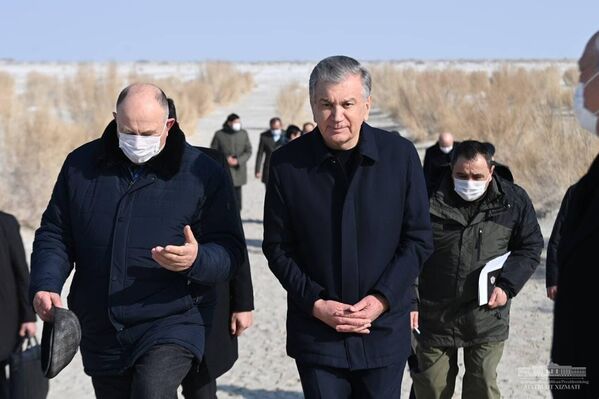 Prezident Shavkat Mirziyoyev Orol dengizining qurigan joyiga borib, vaziyatni ko‘rdi - Sputnik O‘zbekiston