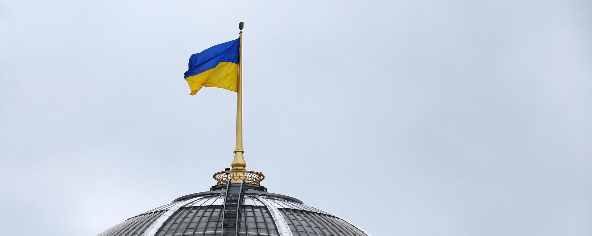 Государственный флаг Украины на здании Верховной рады в Киеве - Sputnik Ўзбекистон, 1920, 18.05.2025