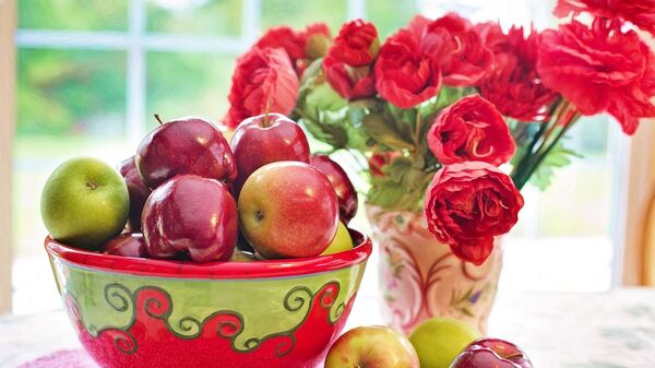 Яблоки и букет цветов - Sputnik Ўзбекистон