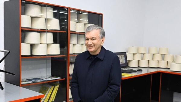 Президент Шавкат Мирзиёев посетил предприятие Шуманай экотекс в Шуманайском районе - Sputnik Узбекистан