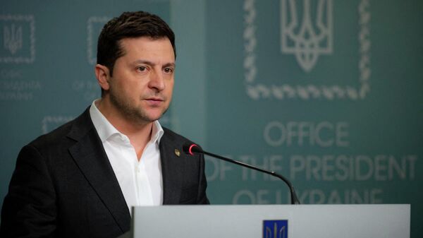 Ukrainian President Volodymyr Zelensky holds a briefing at the Office of the Head of State in Kyiv on February 24, 2022 - Sputnik Узбекистан