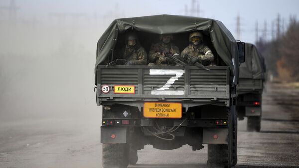 Военнослужащие ВС РФ в автомобиле колонны военной техники в Армянске - Sputnik Узбекистан