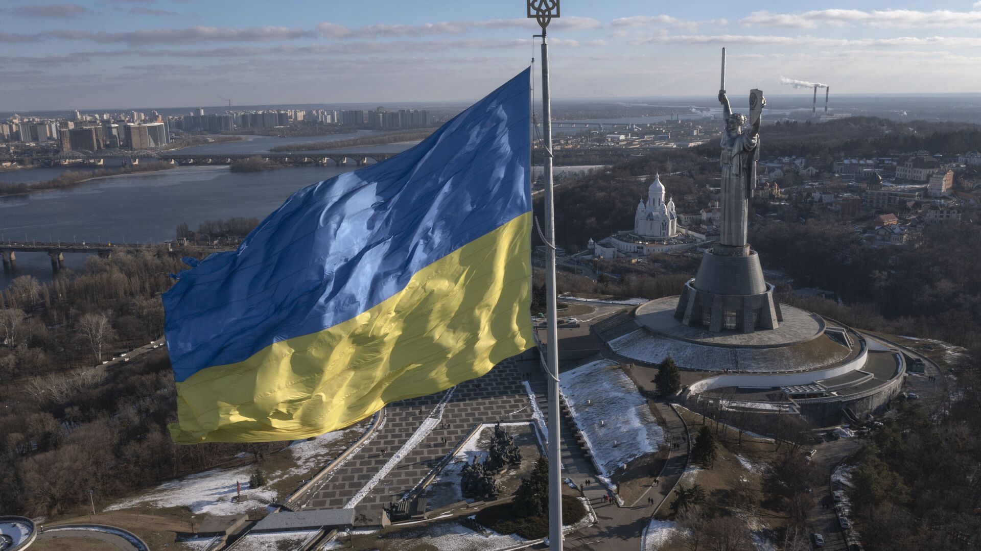Украинский флаг и монумент Родина-Мать в Киеве  - Sputnik Узбекистан, 1920, 25.02.2022