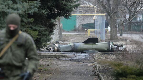 Остатки украинских ракет Точка-У, выпущенной по территории нефтебазы в Кировском районе Донецка - Sputnik Узбекистан