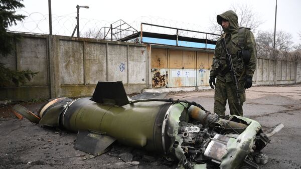 Остатки украинских ракет Точка-У, выпущенной по территории нефтебазы в Кировском районе Донецка - Sputnik Узбекистан