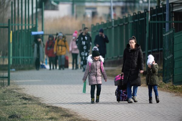 Жители Украины проходят польско-украинскую границу через контрольно-пропускной пункт &quot;Медыка&quot;. - Sputnik Узбекистан