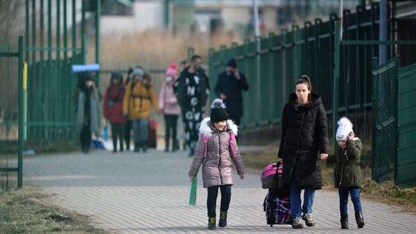 Жители Украины проходят польско-украинскую границу через контрольно-пропускной пункт Медыка - Sputnik Ўзбекистон