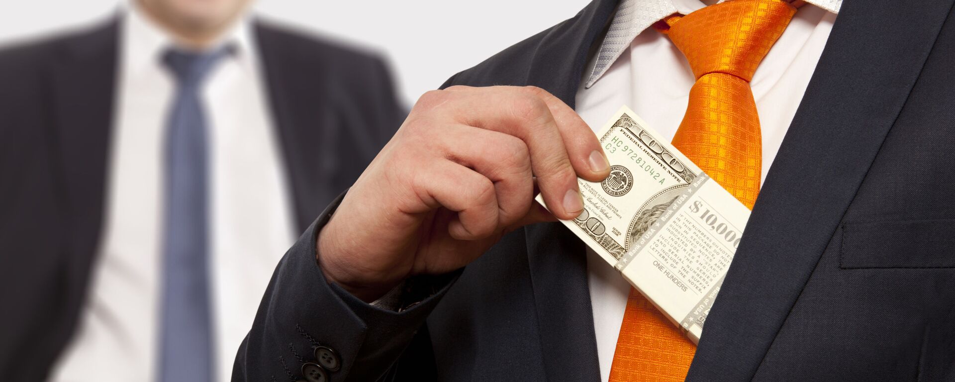 Biznesmen kladet dengi v karman  - Sputnik O‘zbekiston, 1920, 28.10.2025