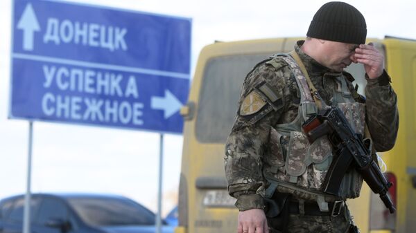 Военнослужащий ДНР у контрольно-пропускного пункта Успенка в Донецкой области - Sputnik Узбекистан