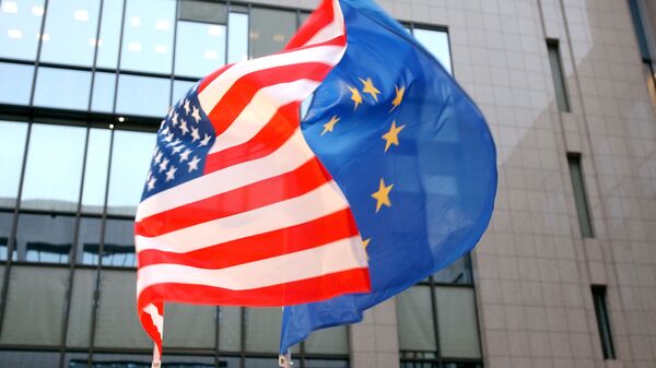 Флаги США и Евросоюза на здании Европейского парламента в Брюсселе. Архивное фото - Sputnik Ўзбекистон