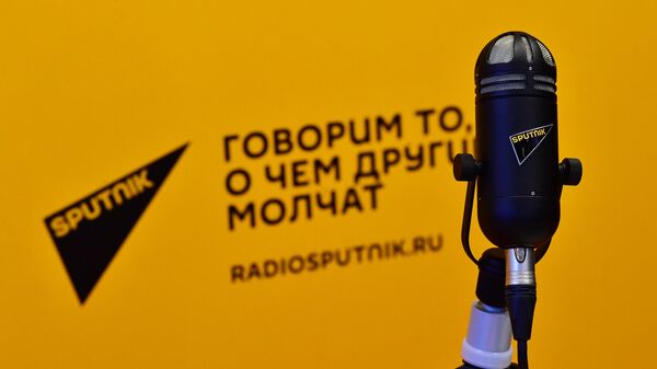 Микрофон с символикой радио Sputnik в студии. - Sputnik Узбекистан