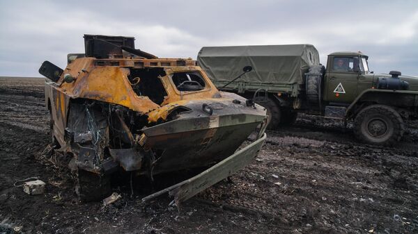 Уничтоженная украинская БРДМ-2 на поле под Волновахой. - Sputnik Ўзбекистон