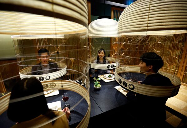 В ресторане отеля Hoshinoya Tokyo недавно появились необычные конструкции над столиками. Выглядят они как прозрачные перегородки в форме традиционных бумажных фонариков. - Sputnik Узбекистан