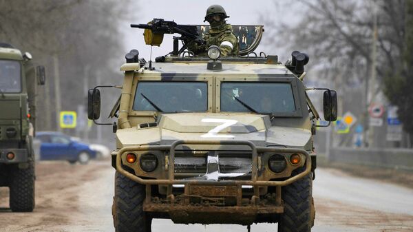 Военный автомобиль в колонне военной техники РФ на шоссе возле границы с Украиной в Армянске - Sputnik Ўзбекистон