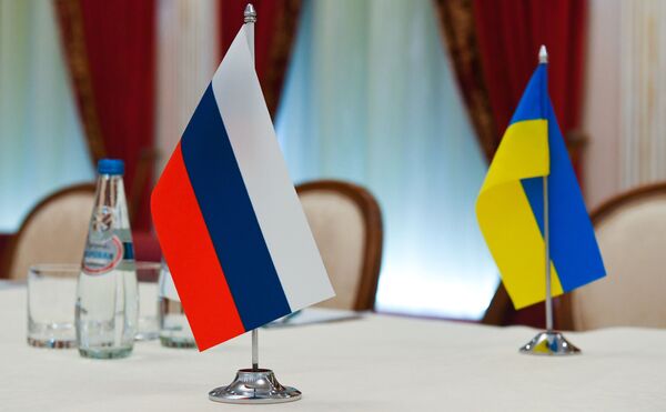 Флаги России и Украины в зале, где пройдут переговоры - Sputnik Узбекистан
