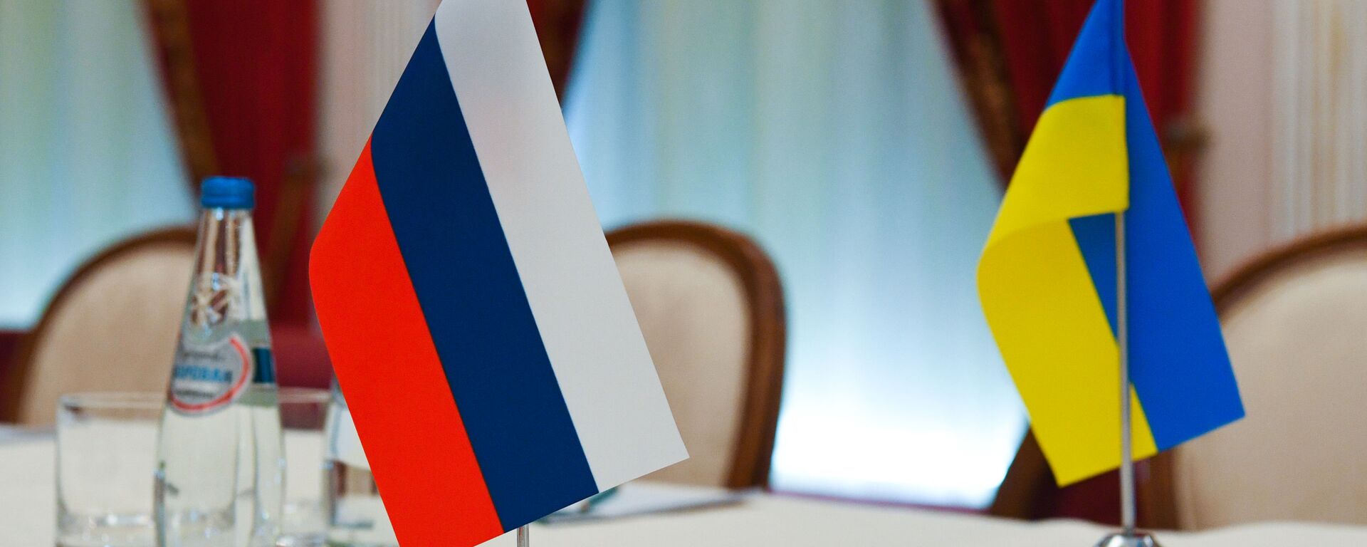 Флаги России и Украины в зале, где пройдут переговоры - Sputnik Ўзбекистон, 1920, 28.04.2025