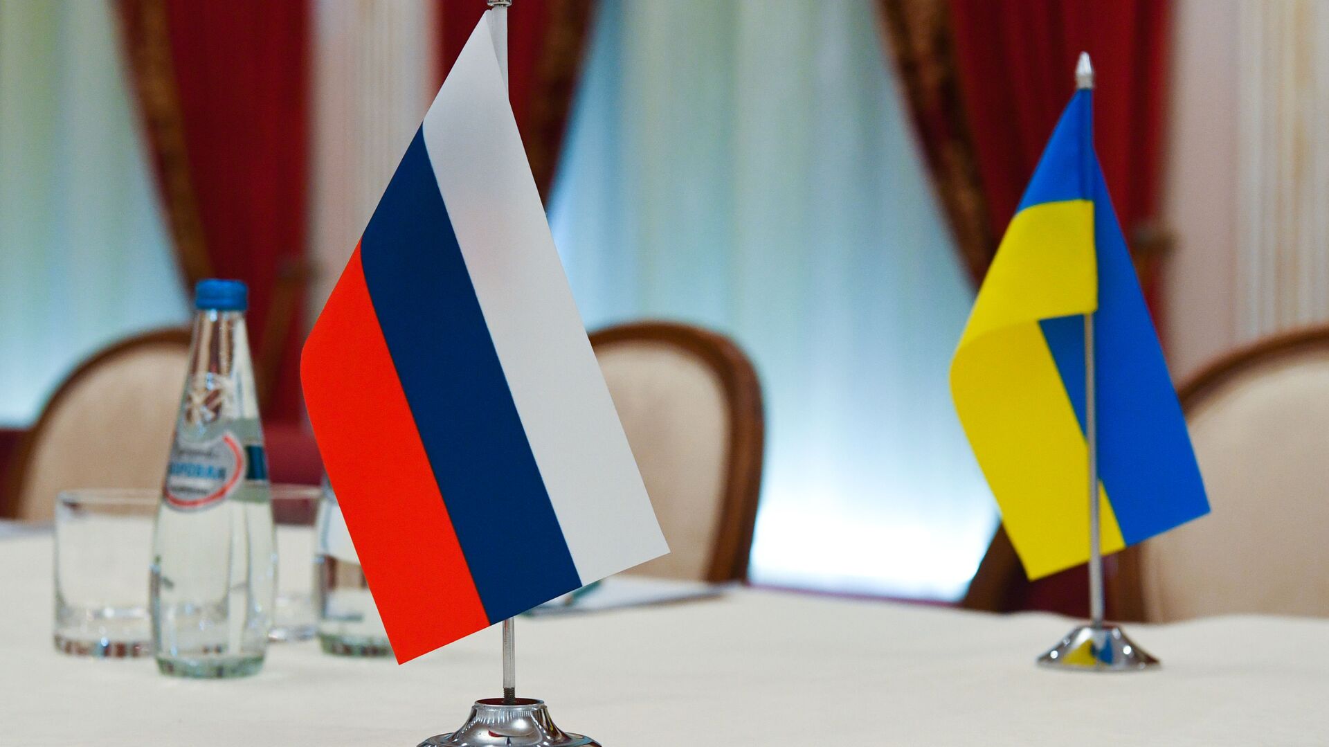 Флаги России и Украины в зале, где пройдут переговоры - Sputnik Узбекистан, 1920, 02.03.2022