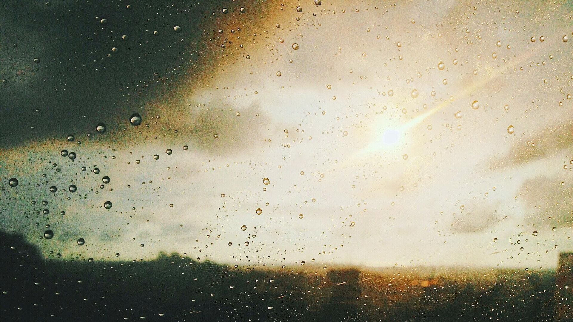 дождь солнце погода окно стекло небо тучи - Sputnik Ўзбекистон, 1920, 02.08.2022