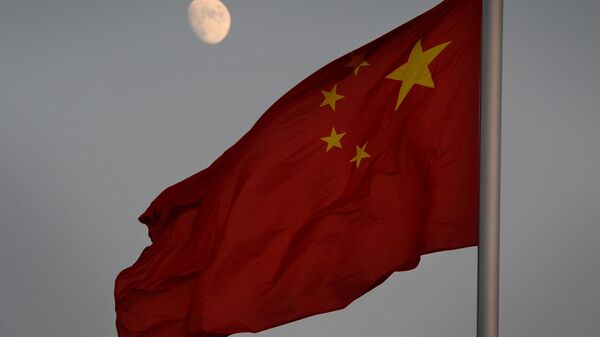 Китайский флаг на фоне Луны - Sputnik Ўзбекистон