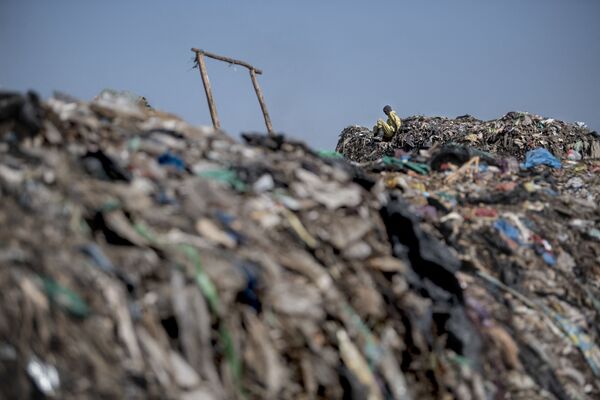 Собиратель на горе пластикового мусора. - Sputnik Узбекистан