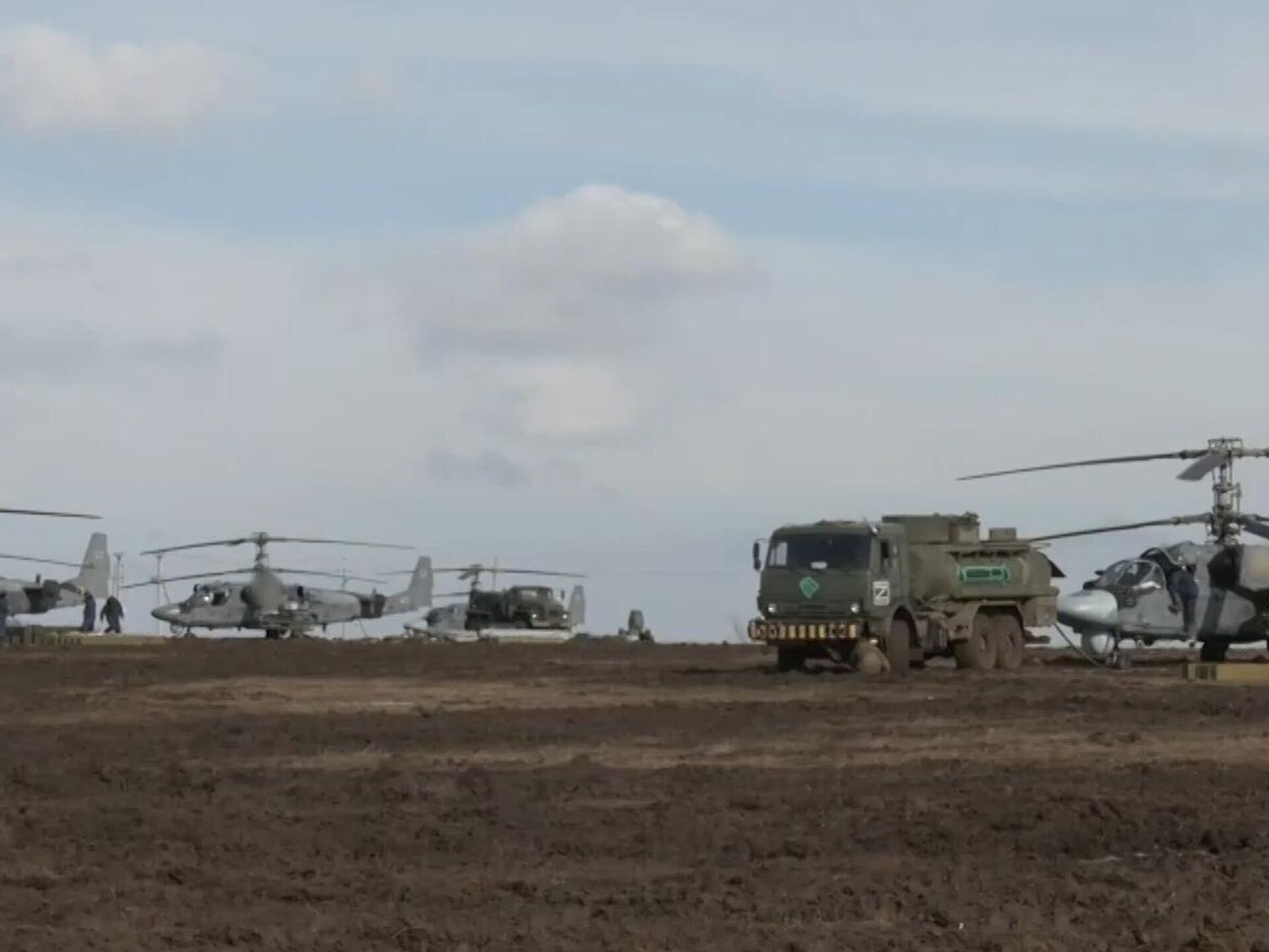 На границе с украиной уничтожено. Ка-52 на Украине. Вертолеты ВВС России. Военный грузовой вертолет. Украинские вертолеты.