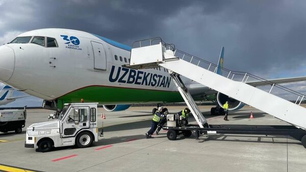 Спецборт Uzbekistan Airways в аэропорту польского города Катовице во время эвакуации граждан Узбекистана из Украины - Sputnik Ўзбекистон