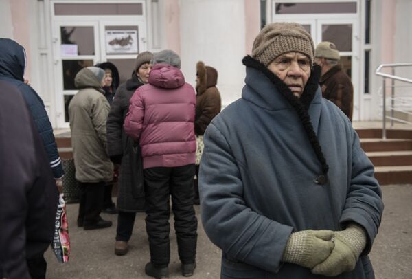Местные жители на одной из улиц в городе Счастье в Луганской народной республике - Sputnik Узбекистан
