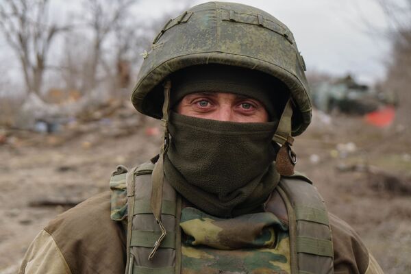 Военнослужащий народной милиции ДНР под Мариуполем - Sputnik Узбекистан