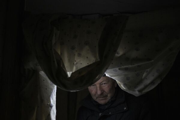 Мужчина в подвале жилого дома в городе Счастье в Луганской народной республике - Sputnik Узбекистан