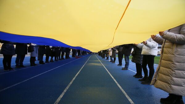 Жители Киева несут 200-метровый флаг Украины, архивное фото - Sputnik Ўзбекистон