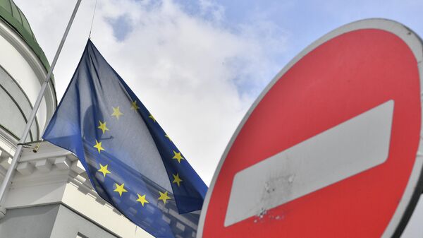 Флаг ЕС у здания представительства Европейского Союза в Москве. - Sputnik Ўзбекистон