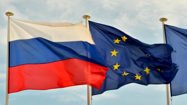Флаги России, ЕС и Франции на набережной Ниццы - Sputnik Узбекистан