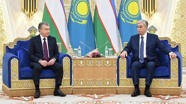 Токаев обсудил с Мирзиёевым торговые связи в свете обострения геополитической ситуации - Sputnik Узбекистан