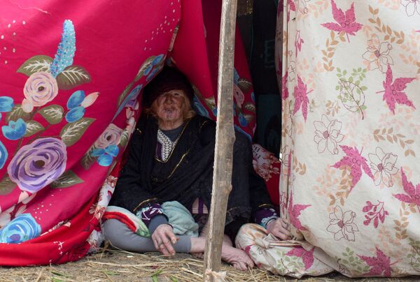 Бабушка Мариам, 1913 г. р., отдыхает в палатке. - Sputnik Узбекистан