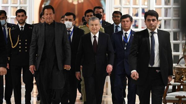 Президент Узбекистана Шавкат Мирзиёев встретился с премьер-министром Пакистана Имраном Ханом - Sputnik Узбекистан