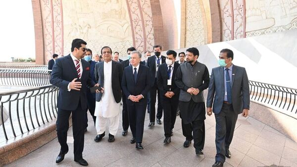 Президент Шавкат Мирзиёев посетил национальный мемориальный комплекс Монумент Пакистана.  - Sputnik Узбекистан